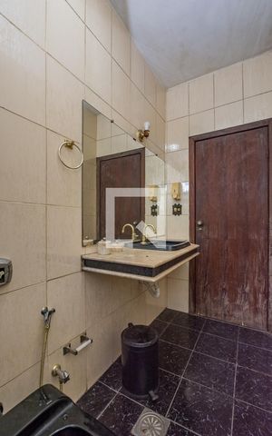 Casa à venda com 335m², 4 quartos e 4 vagas Casa à venda com 335m², 4 quartos e 4 vagasBanheiro Social