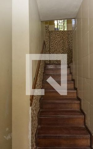 Casa à venda com 335m², 4 quartos e 4 vagas Casa à venda com 335m², 4 quartos e 4 vagasEscada