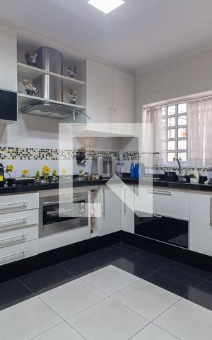 Casa à venda com 350m², 5 quartos e 6 vagas Casa à venda com 350m², 5 quartos e 6 vagasCozinha
