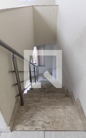 Casa à venda com 350m², 5 quartos e 6 vagas Casa à venda com 350m², 5 quartos e 6 vagasEscada