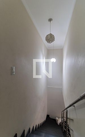 Casa à venda com 350m², 5 quartos e 6 vagas Casa à venda com 350m², 5 quartos e 6 vagasEscada