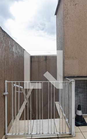 Casa à venda com 350m², 5 quartos e 6 vagas Casa à venda com 350m², 5 quartos e 6 vagasEscada
