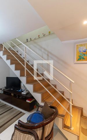 Casa à venda com 350m², 5 quartos e 6 vagas Casa à venda com 350m², 5 quartos e 6 vagasEscada