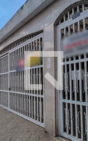 Casa à venda com 200m², 3 quartos e 2 vagas Casa à venda com 200m², 3 quartos e 2 vagasFachada