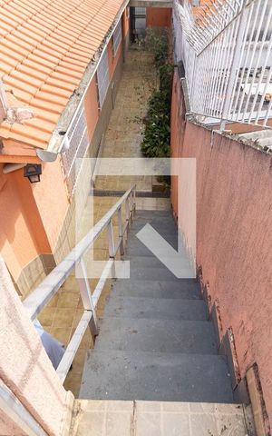 Casa à venda com 200m², 3 quartos e 2 vagas Casa à venda com 200m², 3 quartos e 2 vagasEscada