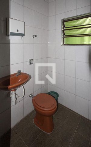 Casa à venda com 360m², 3 quartos e 5 vagas Casa à venda com 360m², 3 quartos e 5 vagasBanheiro da Edícula