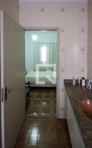 Casa à venda com 360m², 3 quartos e 5 vagas Casa à venda com 360m², 3 quartos e 5 vagasBanheiro da Suíte 02