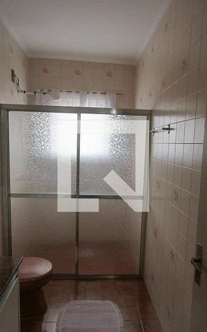 Casa à venda com 360m², 3 quartos e 5 vagas Casa à venda com 360m², 3 quartos e 5 vagasBanheiro da Suíte 02