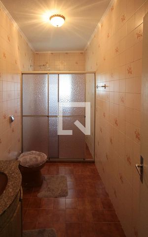Casa à venda com 360m², 3 quartos e 5 vagas Casa à venda com 360m², 3 quartos e 5 vagasBanheiro social