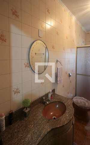 Casa à venda com 360m², 3 quartos e 5 vagas Casa à venda com 360m², 3 quartos e 5 vagasBanheiro social