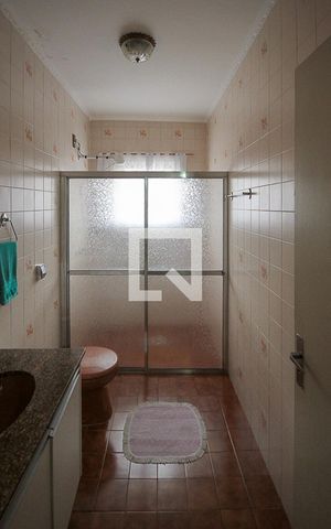 Casa à venda com 360m², 3 quartos e 5 vagas Casa à venda com 360m², 3 quartos e 5 vagasBanheiro da Suíte 02