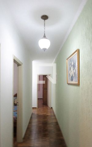 Casa à venda com 360m², 3 quartos e 5 vagas Casa à venda com 360m², 3 quartos e 5 vagasCorredor