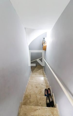 Casa de condomínio à venda com 110m², 2 quartos e 1 vagaEscada