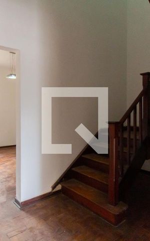 Casa à venda com 200m², 2 quartos e 1 vaga Casa à venda com 200m², 2 quartos e 1 vagaHall da Escada
