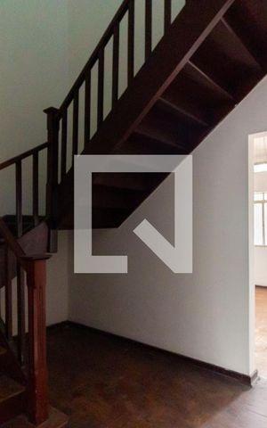 Casa à venda com 200m², 2 quartos e 1 vaga Casa à venda com 200m², 2 quartos e 1 vagaHall da Escada