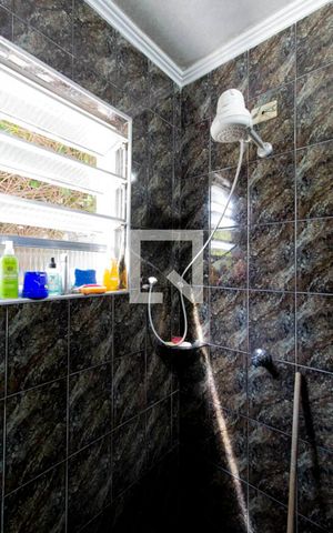 Casa à venda com 214m², 3 quartos e 2 vagas Casa à venda com 214m², 3 quartos e 2 vagasBanheiro 2