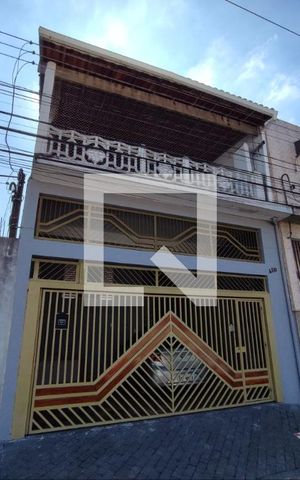 Casa à venda com 214m², 3 quartos e 2 vagas Casa à venda com 214m², 3 quartos e 2 vagasFachada