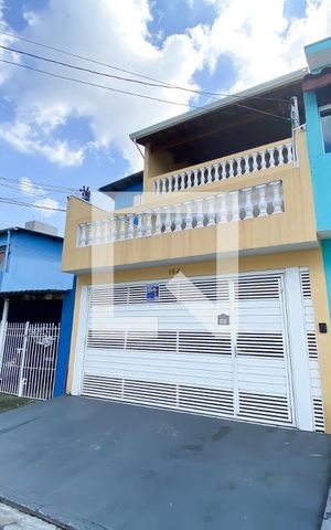Casa à venda com 220m², 3 quartos e 3 vagas Casa à venda com 220m², 3 quartos e 3 vagasFachada