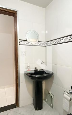 Casa à venda com 220m², 3 quartos e 3 vagas Casa à venda com 220m², 3 quartos e 3 vagasBanheiro 1