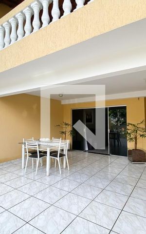 Casa à venda com 220m², 3 quartos e 3 vagas Casa à venda com 220m², 3 quartos e 3 vagasVaranda