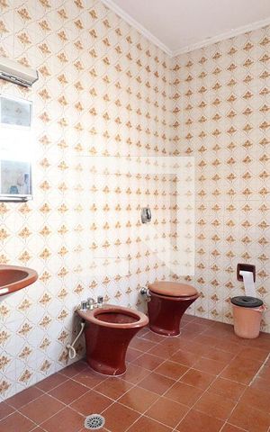Casa à venda com 180m², 3 quartos e 8 vagasBanheiro 1