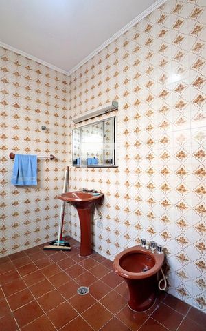 Casa à venda com 180m², 3 quartos e 8 vagasBanheiro 1