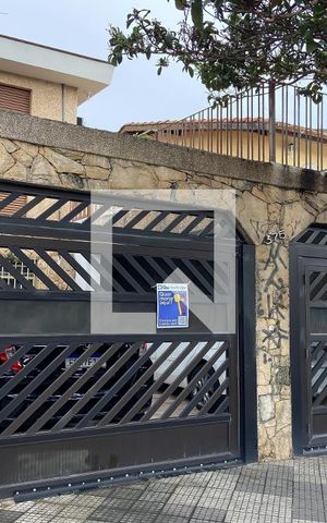 Casa à venda com 168m², 3 quartos e 3 vagas Casa à venda com 168m², 3 quartos e 3 vagasFachada