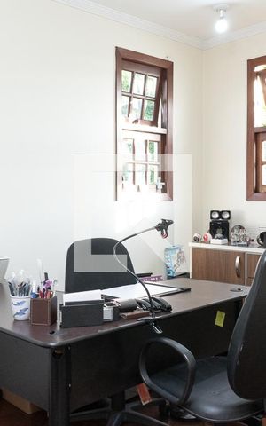 Casa à venda com 643m², 5 quartos e 4 vagas Casa à venda com 643m², 5 quartos e 4 vagasEscritório