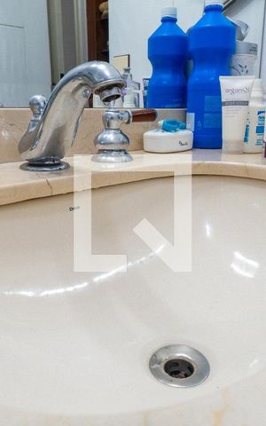 Casa à venda com 350m², 4 quartos e 5 vagas Casa à venda com 350m², 4 quartos e 5 vagasBanheiro da Suíte 1 Detalhe