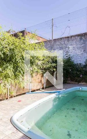 Casa à venda com 230m², 4 quartos e 2 vagas Casa à venda com 230m², 4 quartos e 2 vagasPisicna