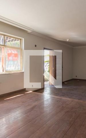 Casa à venda com 344m², 3 quartos e 4 vagas Casa à venda com 344m², 3 quartos e 4 vagasSala