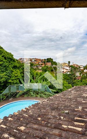Casa de condomínio à venda com 500m², 5 quartos e 2 vagas Casa de condomínio à venda com 500m², 5 quartos e 2 vagasVista