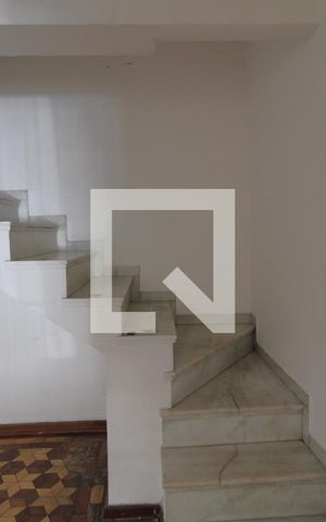 Casa à venda com 140m², 3 quartos e 2 vagasEscada