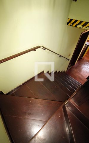 Casa à venda com 5000m², 18 quartos e 19 vagasEscada