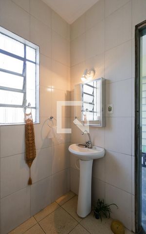 Casa à venda com 300m², 4 quartos e 2 vagas Casa à venda com 300m², 4 quartos e 2 vagasEdícula - Banheiro