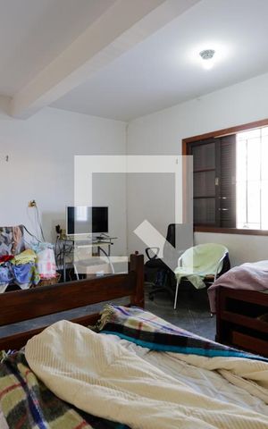 Casa à venda com 300m², 4 quartos e 2 vagas Casa à venda com 300m², 4 quartos e 2 vagasEdícula - Quarto