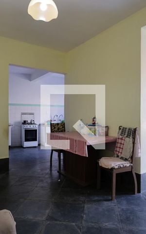 Casa à venda com 300m², 4 quartos e 2 vagas Casa à venda com 300m², 4 quartos e 2 vagasEdícula - Sala