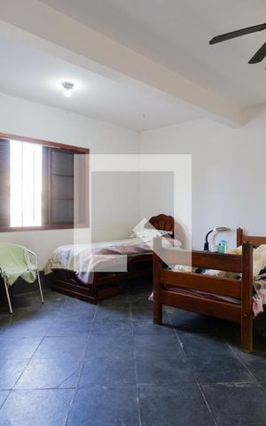 Casa à venda com 300m², 4 quartos e 2 vagas Casa à venda com 300m², 4 quartos e 2 vagasEdícula - Sala