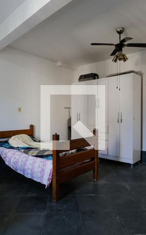 Casa à venda com 300m², 4 quartos e 2 vagas Casa à venda com 300m², 4 quartos e 2 vagasEdícula - Quarto