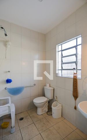 Casa à venda com 300m², 4 quartos e 2 vagas Casa à venda com 300m², 4 quartos e 2 vagasEdícula - Banheiro