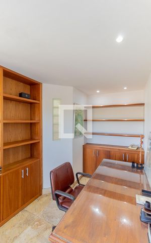Apartamento à venda com 320m², 3 quartos e 1 vaga Apartamento à venda com 320m², 3 quartos e 1 vagaEscritório - 2 andar