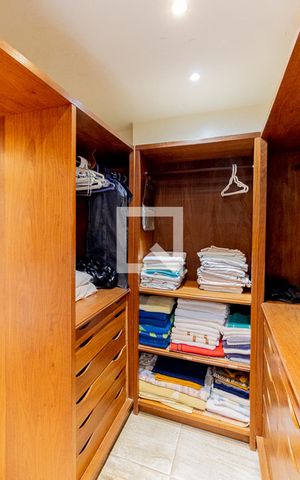 Apartamento à venda com 320m², 3 quartos e 1 vaga Apartamento à venda com 320m², 3 quartos e 1 vagaCloset da suíte 3 - 2 andar