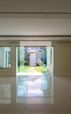 Casa de condomínio à venda com 600m², 6 quartos e 3 vagas Casa de condomínio à venda com 600m², 6 quartos e 3 vagasSala
