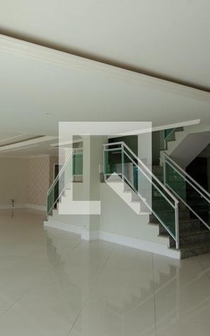 Casa de condomínio à venda com 600m², 6 quartos e 3 vagas Casa de condomínio à venda com 600m², 6 quartos e 3 vagasSala