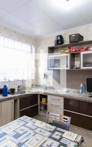 Casa à venda com 180m², 3 quartos e 2 vagas Casa à venda com 180m², 3 quartos e 2 vagasQuarto
