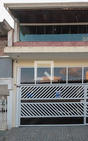 Casa à venda com 159m², 3 quartos e 2 vagas Casa à venda com 159m², 3 quartos e 2 vagasFachada