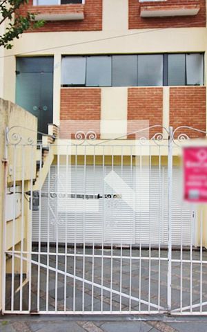 Casa à venda com 233m², 3 quartos e 3 vagasFachada