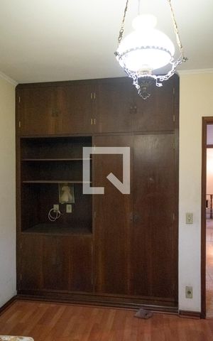 Casa à venda com 985m², 4 quartos e 6 vagas Casa à venda com 985m², 4 quartos e 6 vagasQuarto 1