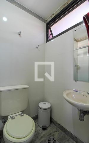 Apartamento à venda com 260m², 4 quartos e 4 vagasBanheiro de Serviço