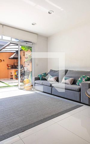 Casa à venda com 151m², 2 quartos e 2 vagas Casa à venda com 151m², 2 quartos e 2 vagasSala